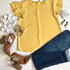 Top Jeans, Look Retro, Yellow Shirt, Outfit Jeans, Classy Fashion, Cooler Look, Fashion Hacks, Cute Blouses, 2020 Fashion