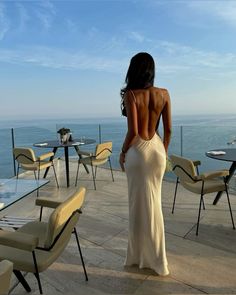 Nice Back Women, Backless Dress Pose, Hourglass Figure Outfits Aesthetic, Backless Dress Aesthetic, Stile Hijab, Summer Picture Poses, Fitness Inspiration Body, Future Lifestyle, Glam Dresses