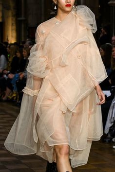 Simone Rocha at London Fashion Week Spring 2017 - Details Runway Photos Deconstructivism, London Spring, Fashion Advertising, Spring Summer 2017, Spring 2017, Atlantis, Creative Fashion, Minimal Fashion, London Fashion