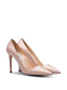 Prada Saffiano textured patent leather pumps - FARFETCH Tenis Hocks, Prada Pumps, Noble Lady, Feminine Outfits, Runway Fashion Couture, Gucci Heels, Heels Platform, Prada Saffiano