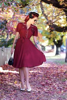 Mae Tea Dress in Wine with Cream Contrasts Seamstress of Bloomsbury – Rock n Romance 50s Inspired Dress, 1940s Fashion Women, 1940s Looks, 1940s Outfits, 50s Fashion Dresses, Daphne Dress, Hollywood Dress, 1940s Style, Cream Colour