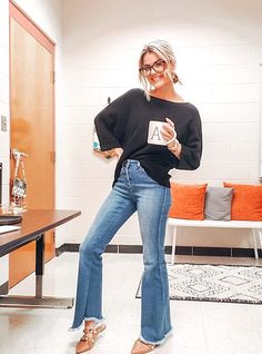 Dinner Guest Outfit, Work Dinner, Jeans Outfit Fall, Outfit Night, Sassy Outfit, Off The Shoulder Sweater, Dinner Guest, Fabulous Clothes, Weekend Style