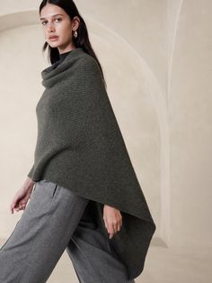 Curio Cashmere Poncho | Banana Republic Dramatic Ethereal, Cape Sweater Ponchos, Poncho Fashion, Poncho Outfit, Muslimah Style, Support Local Farmers, Womens Poncho, Cashmere Poncho, Knitted Cape