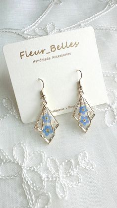 Thank you for visiting Fleur_Belles! 🌸 An elegant pair of pressed flower earrings made with real pressed flowers, forget me not and gold flakes.  🌺Due to the handmade nature of this product, slight variations may occur, however, the design remains as similar as possible. 💖CARE about the handmade earrings💖 Please keep in a dry place and avoid prolonged direct sunlight, water, chemicals and perfumes to maintain and preserve the earrings beauty. Elegant Blue Pressed Flower Earrings, Blue Pressed Flower Earrings For Gift, Blue Pressed Flowers Drop Earrings, Flowers Jewellery, Handkerchief Style, Flowers Gifts, Flower Bag, Gold Flakes, Earrings Blue