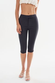 The CELINE Stretch Twill Capri is a must-have for the trendy woman. Crafted from flattering stretch twill fabric and featuring a retro-inspired cropped length, it effortlessly blends comfort and style. Pair it with kitten heels or slip-on pumps for an effortlessly chic look.