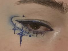 Constellation Eye Makeup, Star Makeup Hooded Eyes, Night Under The Stars Makeup, Under The Stars Makeup, Makeup Inspo Blue Eyes, Blue Eye Makeup Aesthetic, Black Star Makeup, Blue Star Makeup, Blue Stars Aesthetic