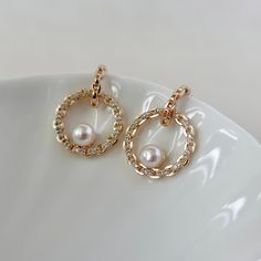 A beautiful pair of 18k gold plated chunky chain huggie hoop earrings adorned with a single freshwater button pearl on each side. Featuring chunky chain circles with pave zirconia stones and high quality button freshwater pearls, these pearl and zircon ear studs are delicate and gorgeous. The perfect finishing touch for a bride's look on her special day, or to simple elevate the everyday with a piece that radiates elegance. Handmade in USA. ▷ 2 AAA freshwater button pearls with very high luster Freshwater Pearl Drop Earrings, Back Necklace, Pearl Earring, Flower Pendant Necklace, Huggie Hoop Earrings, Lariat Necklace, Pearl Drop Earrings, Ear Studs, Jewelry Gift Box