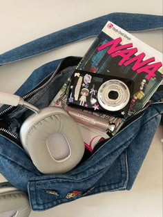 School Bag Essentials, Nana Osaki, Inside My Bag, What's In My Bag, What In My Bag, Bag Essentials, Foto Ideas Instagram, In My Bag, Essential Bag