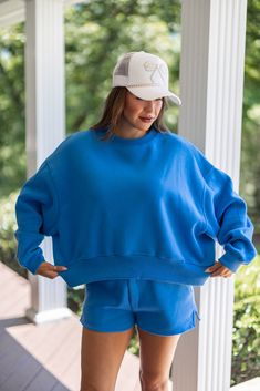 comfy cute royal blue sweatshirt Tops To Wear With Leggings, Outfit Ideas Trendy, Lounge Outfits, Day Outfit Ideas, Semi Cropped, Comfy Sets, Casual Day Outfits, Vintage Couture, Capri Blue