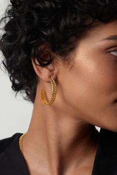 Adorn yourself with chic minimalism with these charming Callie Hoop Earrings. Each piece is waterproof and tarnish-proof for an ever-shining look. The unique chain link design will turn heads and keep you looking fresh! Get yours now and stay twinkling. ………………………………….D E T A I L S• Materials: Stainless steel, 18K gold plating• Hoop Diameter: Big: 3.8 cm (1.5 inches), Small: 2.2 cm (0.8 inch) • Hoop Width: 0.6 cm (0.2 inch) • This product is hypoallergenic, waterproof and tarnish resistant Contemporary Fine Jewelry, Modern Muse, Beaded Necklace Diy, Link Design, Necklace Diy, Minimal Jewelry, Minimal Chic, Diy Necklace, Jewelry Branding