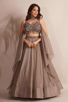 Double Flared Lehenga, Sleeveless Blouse Embroidery Designs, Lenga Blouse Design Ideas, Sleeveless Lehenga, Champagne Lehenga, Trending Lehenga Designs, Lehenga Patterns, Solid Lehenga, Trendy Lehenga Designs