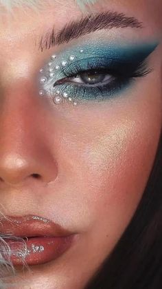 Quick Halloween Makeup, Mermaid Eye Makeup, Siren Makeup, Mermaid Makeup Halloween, Siren Costume, Mermaid Eyes, Mermaid Parade