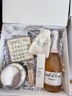 Gift Box, Bride Bach Party Favors Bridesmaid Gifts, Will You Be My Groomsmen Ideas, Classy Bridesmaids Gifts, Bridesmaid Package Ideas, Simple Bridesmaid Box Ideas, Bridesmaid Proposal Candles, Bridesmaid Box Ideas Packaging, Bridesmaid Proposal Jewelry Case