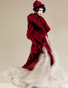 costume inspiration #the night circus #red #red couture Robert Mapplethorpe, Knit Basket, Knitted Wit, Glamour Photography, Knitwear Fashion, Sonia Rykiel, Knit Fashion, Missoni, Chunky Knit