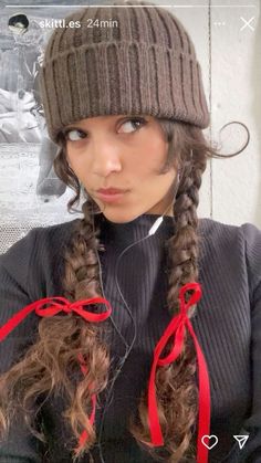 Beanie Hairstyles Long, Beanie Long Hair, Curly Hair Beanie Hairstyles, Short Hair Beanie, Curly Red Hairstyles, Hats For Curly Hair, Hairstyles Beanie, Beanie Curly Hair, Curly Hair Beanie