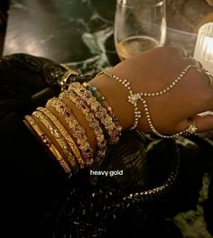 Unique Jewelry Aesthetic, En Route Jewelry Aesthetic, Body Jewelry Outfit, Gold Jewelry Bracelet, Tiktok Fashion, Wrist Jewelry