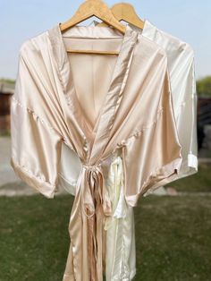 💖Hello!! Pretty Lady..💖 WithLovePjs is delighted to offer you these magnificent & most comfortable Silky Satin Bridal Robes for brides & bridesmaids. These Satin robes are beautifully designed with lots of love and hard work for you to look very stylish in your wedding parties. As they are made of soft & silky Satin fabric, you could also use them as a lounge wear. We carefully procure the fabric for our clothing, keeping in mind the most comfort with style. 🌸🌸These gorgeous Robes could be g Brides Robes, Robe For Bridesmaids, Robes Satin, Silk Bridal Robe, Satin Bridal Robe, Satin Robes, Bridesmaid Proposals, Plus Size Robes, Embroidered Robes