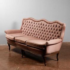 Pink capitonè sofa from the 80s measures 210 x 80 x h 94 x h sed 54 category 1980 style sofas dimensions: height 94 cm width 210 cm depth 80 cm colour: brown pink material: wood fabric conditions: very good, the vintage object has no defects but can show slight traces of wear 80s Sofa, Capitone Sofa, Pink Velvet Sofa, 1980 Fashion, Sofa Dimension, Vintage Objects, Velvet Sofa, Pink Velvet, Top Grain Leather