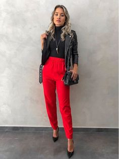 Jogger Pants Outfit Casual, Red Trousers Outfit, Outfit Pantalon Rojo, Red Pants Outfit, Jogger Pants Outfit, Red Trousers, Pants Outfit Casual