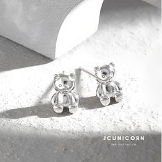 It is really exciting to wear Teddy Bear Stud Earrings on your ears, we all love teddy bears and really want to wear them all the time. Detail Item No: JC-Earrings-33/JC-Earrings-33-1Material: S925 silverColor: Gold/SilverDiameter: 5.8mm*8.4mmWeight: 1.95g Bear Necklace, Gold Earrings Studs, Teddy Bears, Silver Earrings Studs, Love Is All, Bracelet Set, So Cute, Gold Earrings, Cufflinks