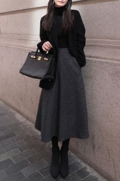 Mid Skirt Outfits, Midi Skirt Outfit Fall, Winter Midi Skirt Outfit, Office Skirt Outfit, Stylish Midi Skirt, Skirts Ideas, Skirt Outfit Fall, Fashion Identity, Modest Clothes