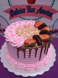 there is a cake with strawberries and chocolate on the top that says delicias tis america