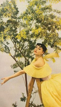 Audrey Hepburn Outfit, Ceil Chapman, Marianne Faithfull, Yellow Gown, Audrey Hepburn Style, Hepburn Style, Richard Avedon, Moon River, Actrices Hollywood