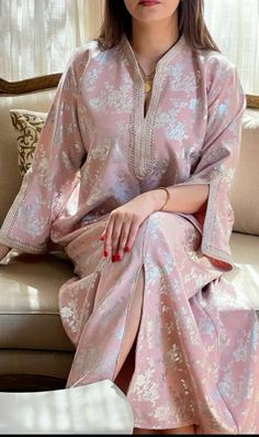 Moroccan People, Caftan Simple, Morrocan Fashion, Moroccan Kaftan Dress, Kaftan Designs, Moroccan Women, Moroccan Culture