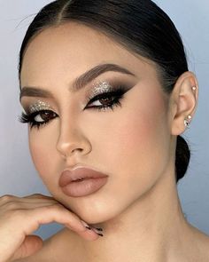 Bold Bride Makeup, Make Up Glam Look, 21st Makeup Ideas, Buchona Makeup Looks, Black Dress Eye Makeup, Wedding Day Makeup For Bride Brown Eyes, Makeup Buchifresa, New Year’s Eve Makeup Look, Bold Eye Makeup Looks