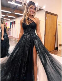 A-Linie Ballkleider Farbblockkleid Formeller Hochzeitsgast Sweep/Pinselzug Ärmellos Ein Schulter Tüll Rückenfrei mit Falten Applikationen Black Lace Prom Dress, One Shoulder Prom Dress, Formal Wedding Guests, Lace Formal Dress, Black Tulle, Tulle Prom Dress, Black Prom Dresses, فستان سهرة, Prom Dresses Lace