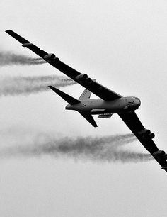 The old dog lettin' out the smoke! B 52 Stratofortress, United States Air Force