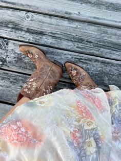 Floral Cowboy Boots Outfit, Lucy Gray Aesthetic Outfits, Lucy Gray Baird Outfits Aesthetic, Lucy Grey Aesthetic, Western Ankle Boots Outfit, Vintage Cowgirl Aesthetic, Black Western Boots Outfit, White Western Boots Outfit, Floral Cowgirl Boots