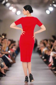 Un vestido con un atractivo color rojo, diseñado a la medida de quien lo lleva, de corte recto y ceñido a la cintura. Es hasta la rodilla y es ideal para un evento de negocios o una salida nocturna. Este vestido es perfecto para aquellas que quieren lucir sus hermosas curvas, ya que favorece a las que tienen una figura de reloj de arena. Puedes usarlo completamente para el trabajo o para ocasiones formales sin ser menos educado o elegante. Fácil de combinar con zapatos o sandalias. También puede Fitted Red Mini Dress With Straight Neckline, Red Fitted Knee-length Midi Dress, Bodycon Sheath Dress With Flattering Silhouette, Flattering Bodycon Sheath Dress, Chic Red Midi Dress With Straight Neckline, Red Bodycon Dress With Fitted Bodice, Red Fitted Dress With Straight Neckline, Elegant Red Dress With Straight Neckline, Red Knee-length Bodycon Dress