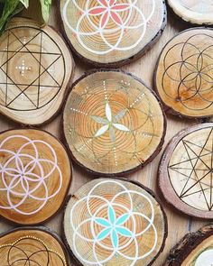 Crystal Room Decor, Crystal Mandala, Crystal Room, Healing Room, Quality Tattoo, Wood Slice Art, Gemstone Art, Witchy Crafts, Wood Burning Patterns