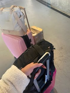 Travel Suitcase Aesthetic Airport, Pink Luggage Aesthetic, Travel Aesthetic Luggage, Airport Vibes