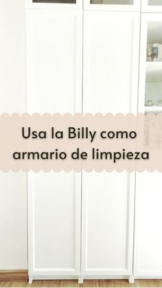 a white closet with glass doors and shelves in the background, text reads usa la billy comoo amarrio de impieza