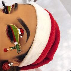 The Grinch Eye Makeup, Grinch Christmas Makeup, Grinch Eyeshadow Looks, Grinch Makeup Looks Eyeshadow, Grinch Makeup Eyeshadow, Grinch Eyeliner, Grinch Eye Makeup, Cute Grinch Makeup, Christmas Eyeshadow Ideas