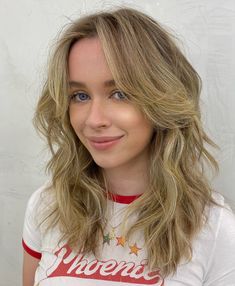 Face Framing Medium Length Hair, Naturally Wavy Hair Cuts, Wavy Layered Hair, Medium Length Wavy Hair, Wavy Hairstyles Medium, Thick Wavy Hair, Mid Length Hair With Layers, Medium Length Hair With Layers, Wavy Haircuts