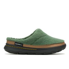 Elevate your casual look with the Hut Moc 2 Slipper. An easy slip-on shoe featuring recycled Sherpa that transforms this lifestyle staple into cozy fun footwear. Winter Sandals, Wide Width Sandals, Wide Width Shoes, Hiking Women, Streetwear Men Outfits, Boots And Sneakers, Wide Boots, Water Shoes, Casual Look