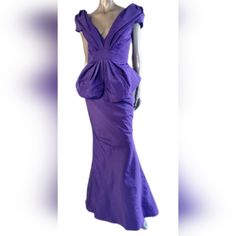 Fabulous Absolutely Glamours - Just Stunning - Oscar De La Renta Long Evening Silk Gown Dress Size Us 10 $8,000 Gorgeous Oscar De La Renta Purple Silk Red Carpet Runway Us 10 From Famous Oscar De La Renta. Oscar De La Renta Give Us Pure Style And Elegance With This Stunning Purple Pure Silk Gown. Pleated Waist Featuring Draping Beautifully. Us Size 10, Please Go By Measurements: ***** 37" Bust 30" Waist 40" Hips 60" Length ***** Perfect New/Like New Clean Condition.Show No Sign Of Wear. Look Lik Silk Gown Dress, Us Size 10, Silk Gown, Purple Silk, Gown Dress, Pure Silk, Gowns Dresses, Red Carpet, Beautiful Dresses