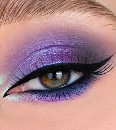 Purple Eye Makeup Blue Eyes, Cute Glitter Makeup, Makeup Pride, Makeup 2023, Eye Makeup Images, Galaxy Makeup, Bright Makeup