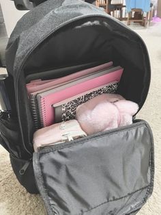 #pink #blackgirl Pink Academia, Studera Motivation, Inside My Bag, Pink Lifestyle, Purse Essentials