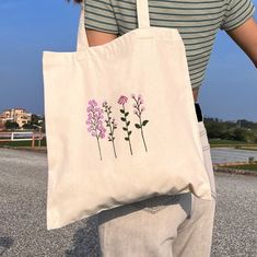 Cute and preppy handpainted canvas tote bag with pink flowers. It's an ideal Christmas gift to your friend, your girlfriend, your mother... or the secret santa. It's a great bag for shopping, for books, for yoga, for college... as well as a multi-purpose bag for the whole year. In addition, it is very comfortable because its handles are long and fit many things :) You have two options and you can check the differences between both in the last photo 𝟏. 𝐍𝐨𝐫𝐦𝐚𝐥 𝐭𝐨𝐭𝐞 𝐛𝐚𝐠 - Weight: 6 oz Painting Canvas Bags Ideas, Toat Bag Painting, Paint Tote Bag Ideas Easy, Painting Tote Bags Ideas, Painting Bags Ideas, Flower Tote Bag Design, Decorate Tote Bag, Tote Bag Diy Design, Tote Bag Inspo Paint