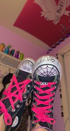 Emo Shoes Drawing, Decorated Converse Sharpie, How To Decorate Converse, Drawn On Shoes, Drawn On Converse, Converse Decorated, Emo Converse