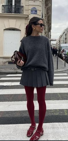 Red Socks Outfit Street Styles, Preppy Winter Fashion, Red Socks Outfit, Boston Street Style, Ballerina Trend, Dinner Outfit Casual, Ballet Flats Outfit, Fall Boots Outfit, Red Socks