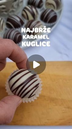 Biserka Radovanovic on Instagram: "Brze karamel kuglice

150g karamel kondenzovanog mleka
100g maslaca
200g mlevenog keksa
80g mlevenih pečenih lešnika

Sve sastojke sjediniti i napraviti kuglice (moje su bile po 20 grama).
Ostaviti ih u frižideru nekoliko sati da se stegnu,pa ih preliti otopljenom čokoladom (oko 150 grama čokolade otopite sa  2 kašike ulja).
#kolaci #slatko #recepti" On Instagram