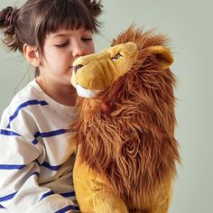 DJUNGELSKOG Peluche, lion, Longueur: 70 cm (27 ½ "). Le lion est surnommé le roi de la jungle. C'est un félin puissant qui arbore une belle crinière et un pelage doré. Il préfère vivre en groupe et adorerait faire partie de ta famille ! Toutes les peluches savent faire des câlins, consoler, jouer et écouter. De plus, elles sont fiables et sûres. Rainforest Project, Borneo Rainforest, Cat Species, Animal Habitats, Beautiful Sights, Large Cats, Soft Toys, Soft Toy, Animals Beautiful