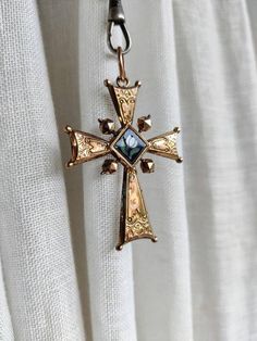 Antique cross pendant, dating from the nineteenth century, rose gold plated, engraved and enameled. There is a religious motif on one side and a floral motif on the other. The cross shows several signs of wear. There are a few chips on the enameled part with a flower. The plating is gone in places and there are small marks and indentations. The cross is very light. Dimensions: about 5.9 cm x 3.8 cm. Possible variations of color due to the light. Antique Crucifix Collectible Jewelry, Antique Collectible Crucifix Jewelry, Antique Engraved Cross Pendant Necklace, Antique Cross Jewelry With Large Pendant, Antique Bronze Cross Necklace, Antique Collectible Cross Jewelry, Antique Cross Necklaces For Collectibles, Victorian Crucifix Jewelry For Gifts, Victorian Engraved Crucifix Jewelry