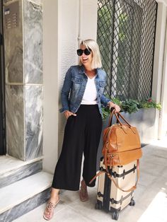 Culotte Outfit, Moda Chic, Outfit Combinations, Fashion Over 50, Mode Inspiration, Outfits Casuales, Travel Outfit