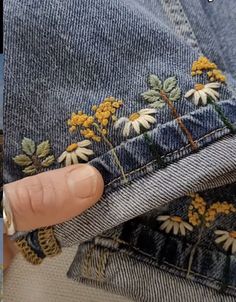 Flower Patch Jeans, Embroidered Flowers On Jeans, Embroidery On Shorts, Denim Embroidery Diy, Jean Embroidery Ideas, Jeans Embroidery Diy, Embroidery Inspiration Clothing, Embroider Jeans